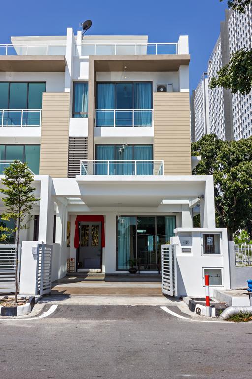 R Residence Jelutong Exterior photo